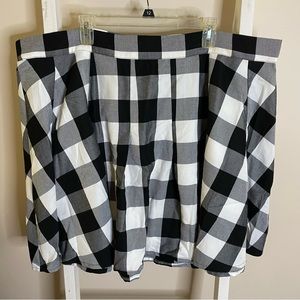 Torrid black & white checkered mini twill pleated skater skirt. Size 4.